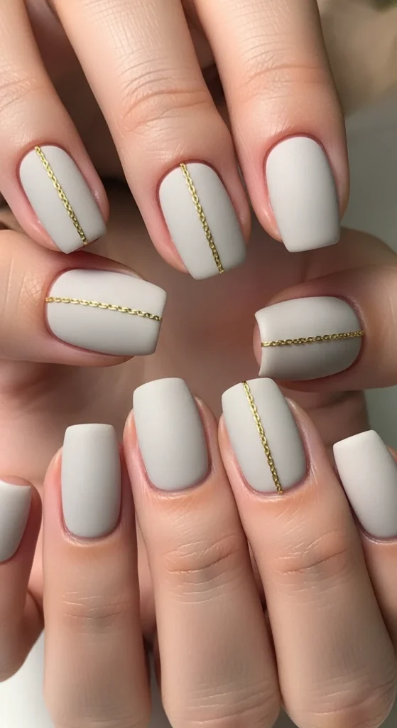 Minimalist Single Chain Accent Nails